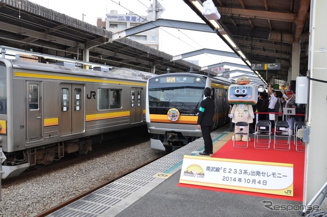南武線の新型車両E233系が10月4日、営業運転を開始。武蔵中原駅2番線に入線する一番列車