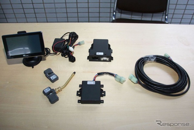 TPMSシステム。中央手前のモジュールが受信器。左がセンサー