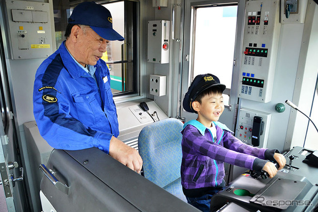 埼玉高速鉄道は10月25日に車両基地見学会を開催する。写真は運転席体験の様子。