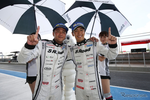 GT500のポールを獲得した本山哲（左）&柳田真孝。