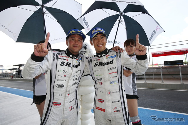 GT500のポールを獲得した本山哲(左)&柳田真孝。