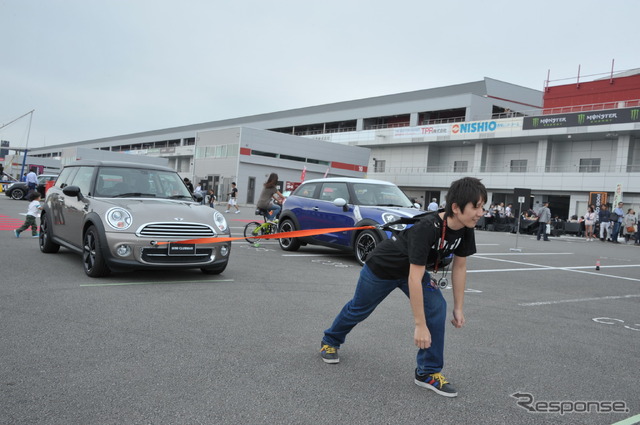 MINIと綱引き!
