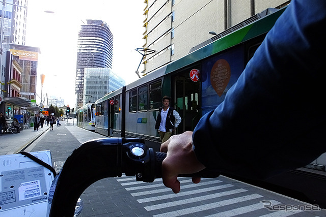 メルボルンでは自転車用道路が整備されている。路面電車（Yarra Trams）の脇を自転車で駆け抜ける。