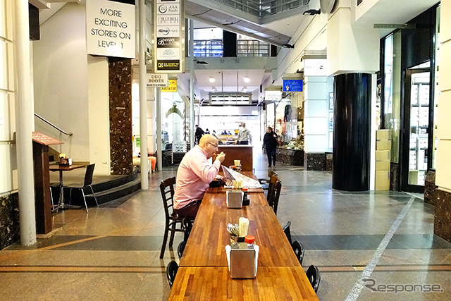 Flinders Street Stationの北側、おしゃれなカフェやバーが並ぶDegraves Streetを歩く。