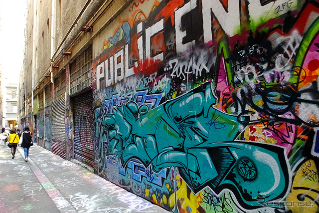 Hosier LaneUnion Laneを歩く。建物の壁に描かれた“落書きアート”を眺めながらゆっくり歩きたい。