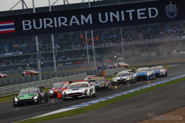 決勝2位は、近藤真彦監督率いるKONDOレーシングの#24 GT-R(写真先頭=左端)。