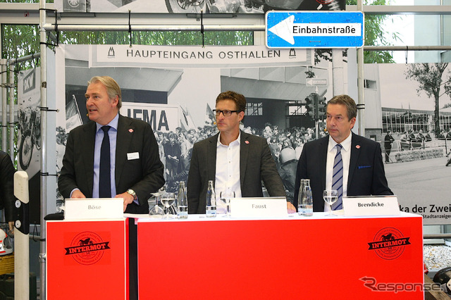 左からケルンメッセ代表のゲラルト・ボーズ氏IVM代表のハイナー・ファウスト氏、IVMの専務理事のライナー・ブレンディッケ氏