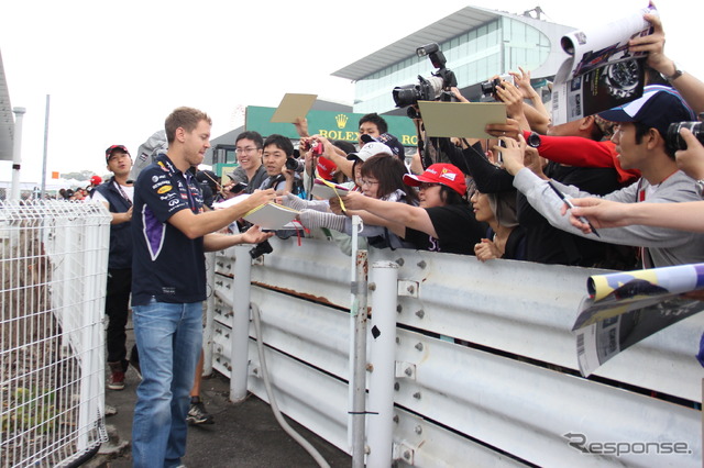 F1日本GP（木）ファンイベント：ファンにサインをするセバスチャン・ベッテル（レッドブル）