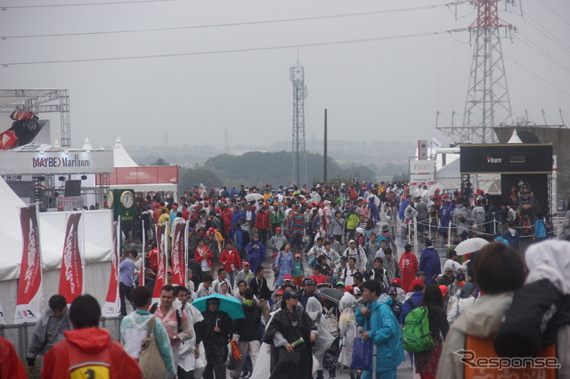 F1日本GP決勝日はあいにくの雨