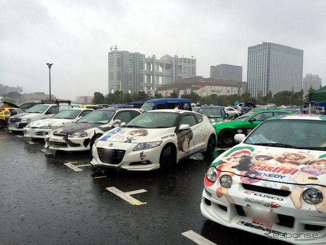 台風が近づく雨の中、1000台の痛車が集まった「痛Gふぇすたinお台場」