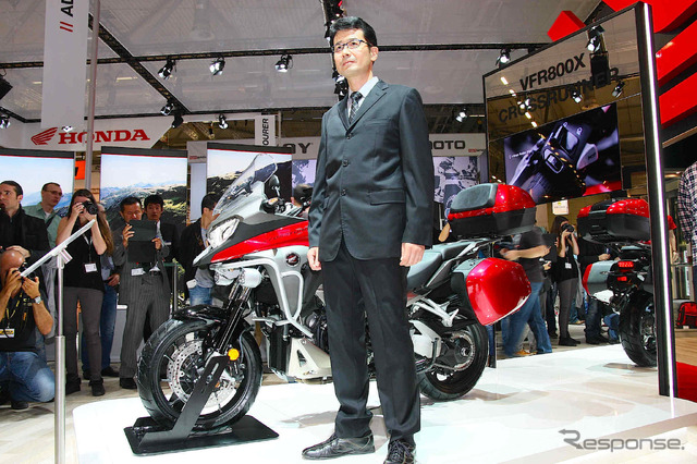 ホンダ・VFR800X クロスランナーと稲山洋一プロジェクトリーダー(ドイツ・インターモト 2014)