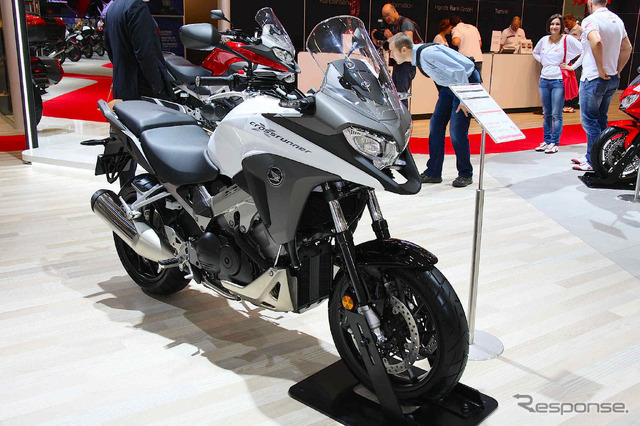 ホンダ・VFR800X クロスランナー(ドイツ・インターモト 2014)