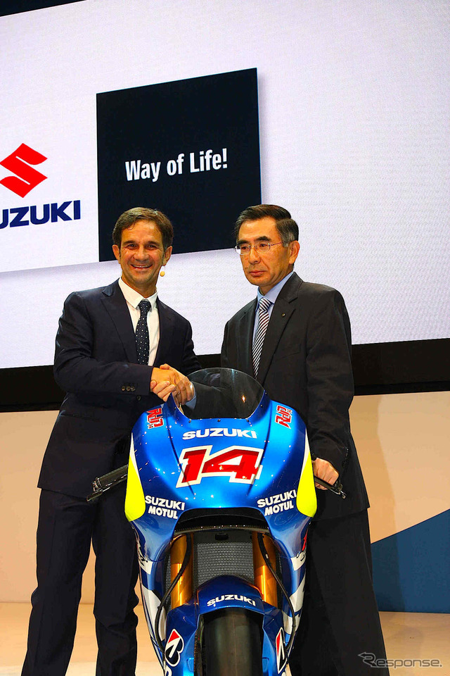 チーム・スズキ・モトGPのダビデ・ブルビオ監督(左)と鈴木俊宏副社長(ドイツ/インターモト 2014)