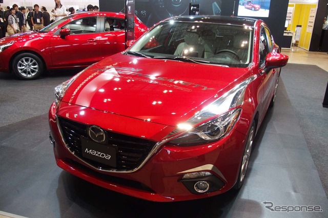 マツダのブースに置かれたMAZDA3の「自動走行システム」実験車