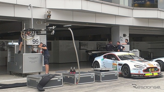 ピットレーンでの設営作業の様子