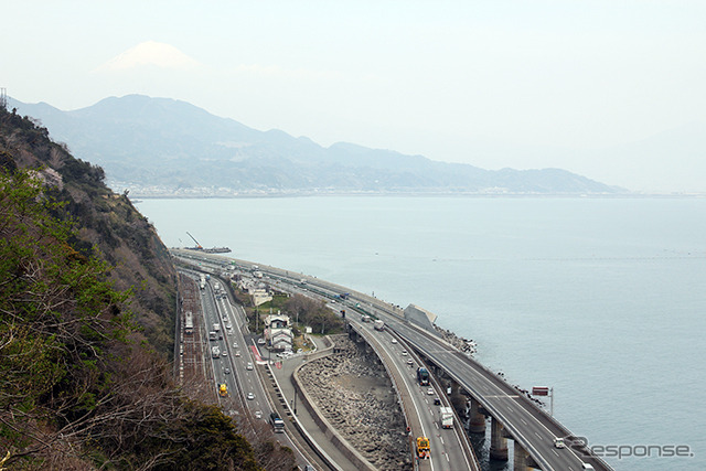 東海道本線の由比~興津間。線路内に土砂が流入し不通となっている。
