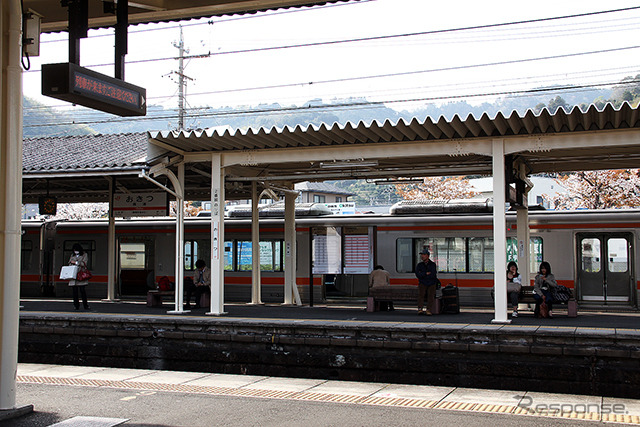 東海道本線の富士駅。JR東海は不通区間の由比～興津間を含む富士～興津間で列車の運転を見合わせている。