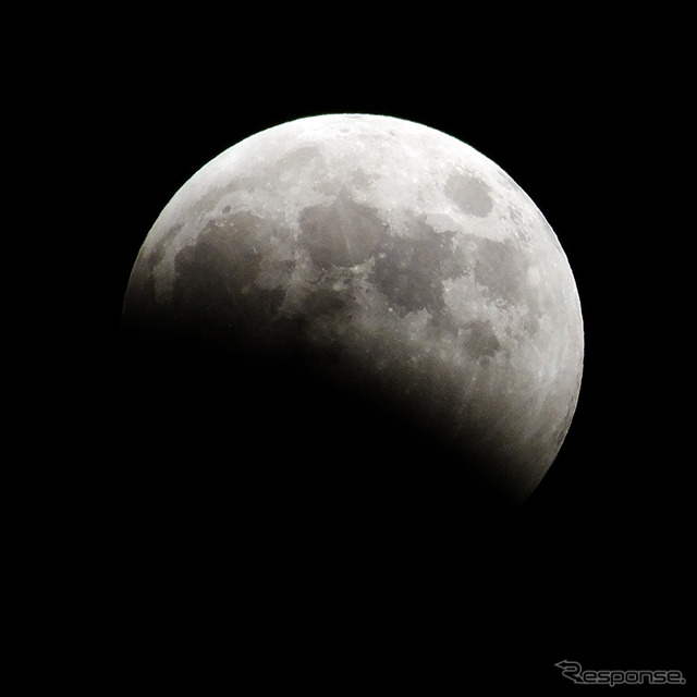 8日の皆既月食 18:37 1/125sec f6.4 千葉港