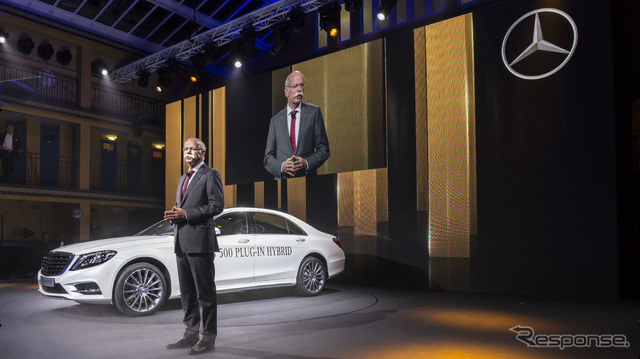 新型メルセデスベンツSクラスのプラグインハイブリッド車、S500プラグインハイブリッドとダイムラーのディーター・ツェッチェ会長(パリモーターショー14)
