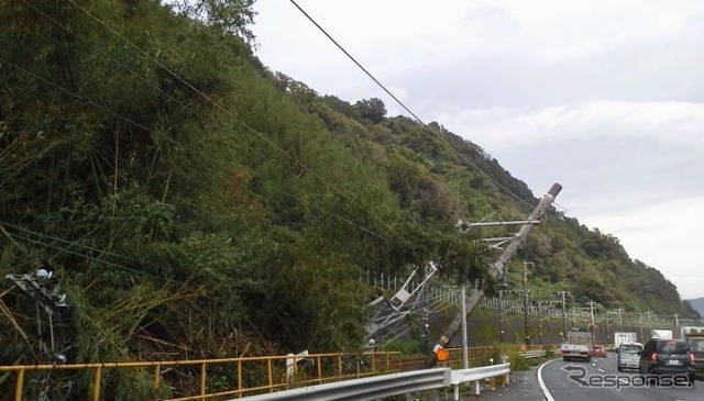 台風18号の影響で不通となった東海道本線由比～興津間。線路脇の山腹が線路側にせり出しているような格好となっており、架線柱も倒れている。