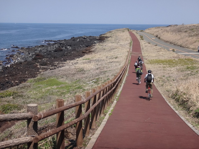 海沿いには、距離は短いもののサイクリング道路が延びる（撮影：にわサイクリングツアーズ）