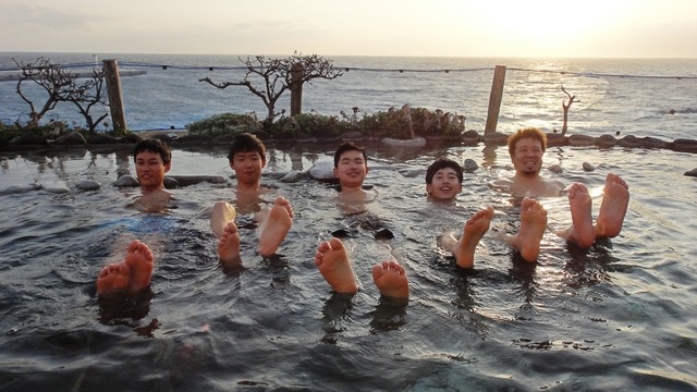 1日の走行でかいた汗は露天風呂で流す。元町にある「浜の湯」にて（撮影：にわサイクリングツアーズ）