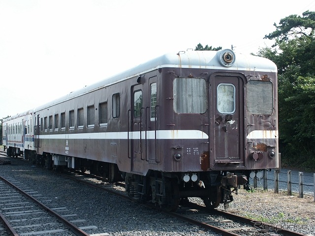 羽幌炭鉱鉄道から譲り受けたキハ22形3両のうちキハ221・223は既に廃車となっている。写真は廃車後、阿字ヶ浦駅に留置されていたキハ221（2005年撮影）。