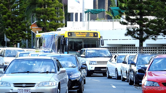 ゴールドコーストの幹線道路は、朝夕に渋滞が起こる。路線バス（Surfside buses）も定時運行が難しくなる。