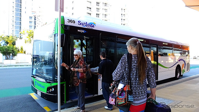 ゴールドコーストの路線バス（Surfside buses）。トラム（Tram G:link）とクイーンズランド鉄道（QR）の駅は接続していないため、このバスを使って連絡する。