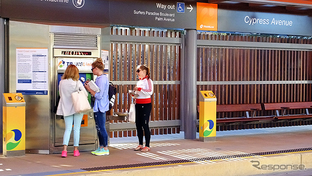 トランスリンク社（TransLink）のプリペイド型電子マネー「go card」にチャージする女性たち。日本のSuicaと同じように、この「go card」で電車やバスに乗る。