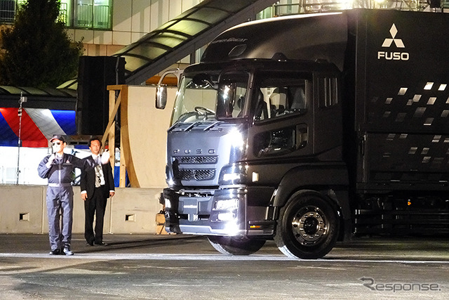 三菱ふそうトラック・バスの末廣明夫副社長は大型トラック「スーパーグレート」で登場