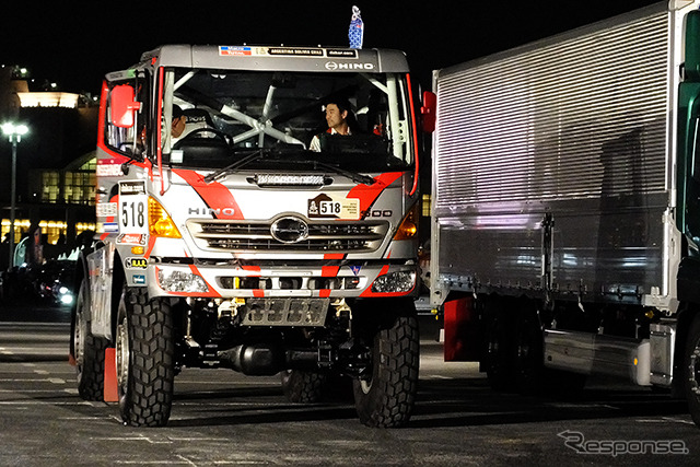 日野自動車の市橋保彦社長は『レンジャー』のダカールラリー参戦車で登場