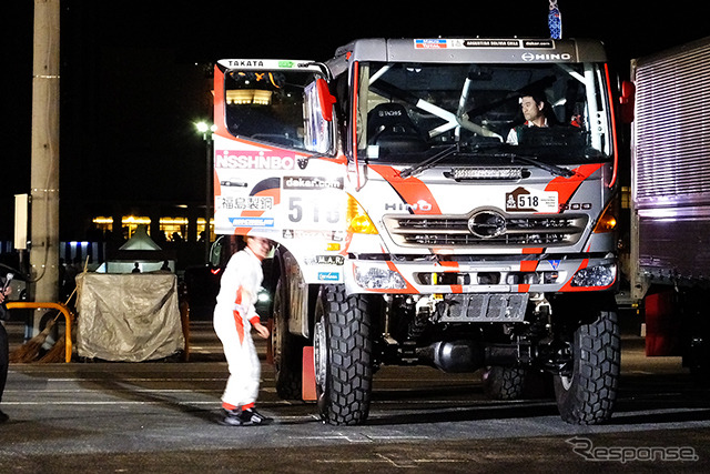 日野自動車の市橋保彦社長は『レンジャー』のダカールラリー参戦車で登場