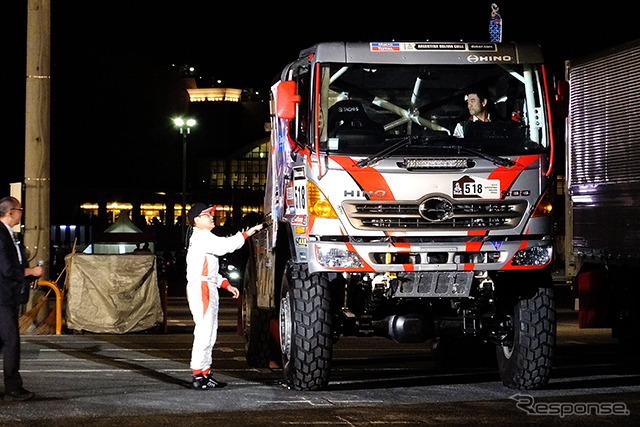 日野自動車の市橋保彦社長は『レンジャー』のダカールラリー参戦車で登場