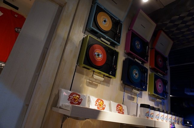 ナムコ、いつでもアニソンパーティを楽しめる常設カフェ&バー「アニON」を新宿にオープン!サイリウムは席に常備