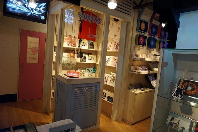 ナムコ、いつでもアニソンパーティを楽しめる常設カフェ&バー「アニON」を新宿にオープン!サイリウムは席に常備