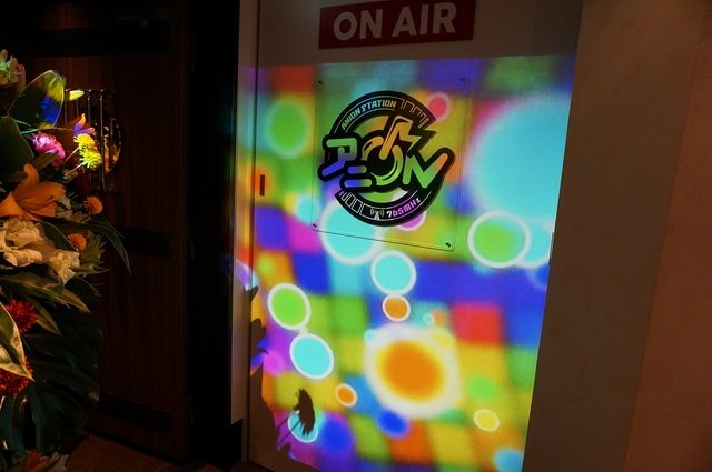 ナムコ、いつでもアニソンパーティを楽しめる常設カフェ&バー「アニON」を新宿にオープン!サイリウムは席に常備
