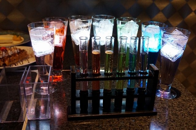 ナムコ、いつでもアニソンパーティを楽しめる常設カフェ&バー「アニON」を新宿にオープン!サイリウムは席に常備