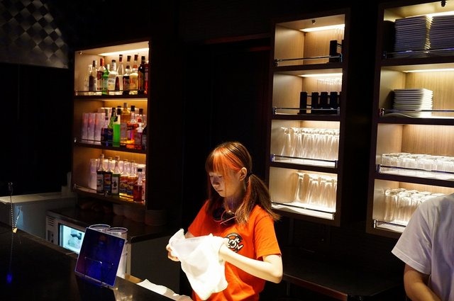 ナムコ、いつでもアニソンパーティを楽しめる常設カフェ&バー「アニON」を新宿にオープン!サイリウムは席に常備