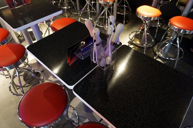 ナムコ、いつでもアニソンパーティを楽しめる常設カフェ&バー「アニON」を新宿にオープン!サイリウムは席に常備