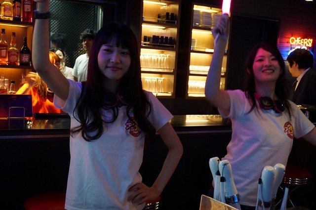ナムコ、いつでもアニソンパーティを楽しめる常設カフェ&バー「アニON」を新宿にオープン!サイリウムは席に常備