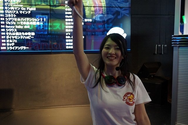 ナムコ、いつでもアニソンパーティを楽しめる常設カフェ&バー「アニON」を新宿にオープン!サイリウムは席に常備