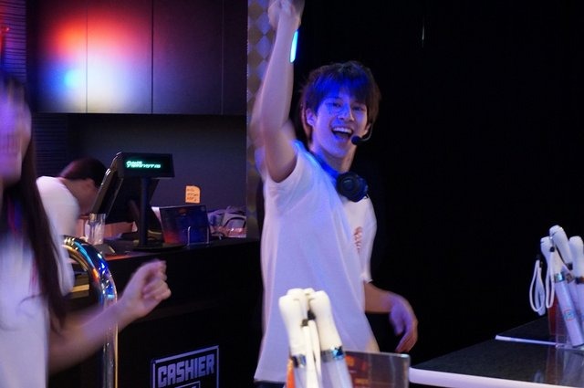 ナムコ、いつでもアニソンパーティを楽しめる常設カフェ&バー「アニON」を新宿にオープン!サイリウムは席に常備