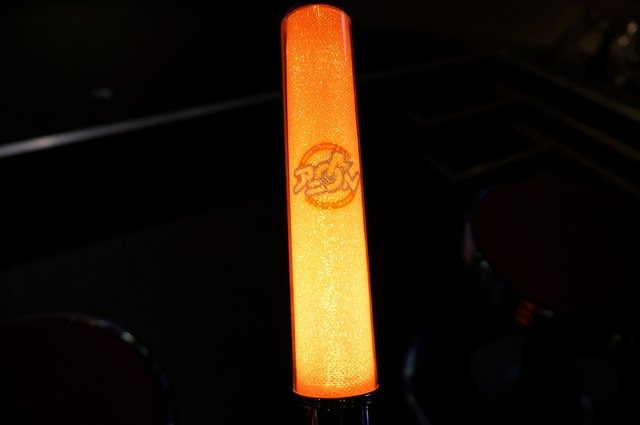 ナムコ、いつでもアニソンパーティを楽しめる常設カフェ&バー「アニON」を新宿にオープン!サイリウムは席に常備