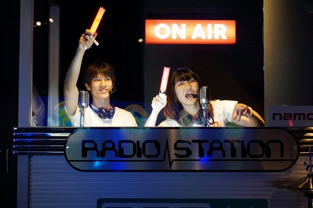 ナムコ、いつでもアニソンパーティを楽しめる常設カフェ&バー「アニON」を新宿にオープン!サイリウムは席に常備