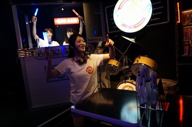 ナムコ、いつでもアニソンパーティを楽しめる常設カフェ&バー「アニON」を新宿にオープン!サイリウムは席に常備