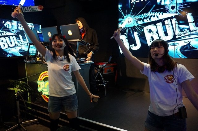 ナムコ、いつでもアニソンパーティを楽しめる常設カフェ&バー「アニON」を新宿にオープン!サイリウムは席に常備