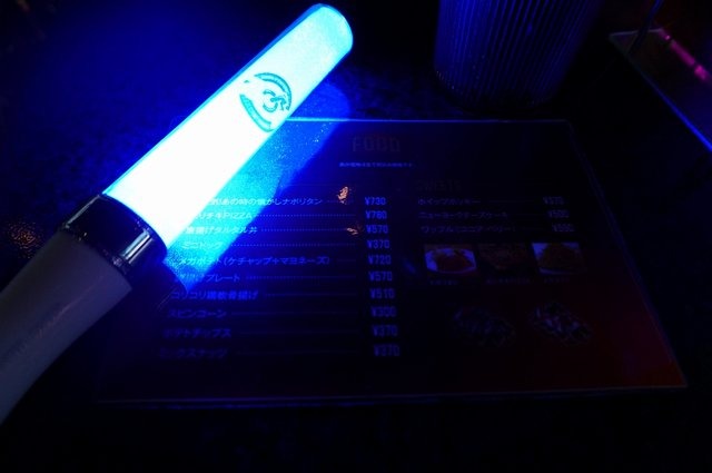 ナムコ、いつでもアニソンパーティを楽しめる常設カフェ&バー「アニON」を新宿にオープン!サイリウムは席に常備