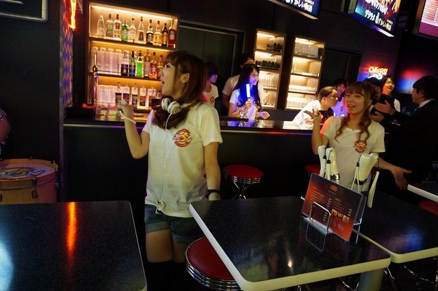 ナムコ、いつでもアニソンパーティを楽しめる常設カフェ&バー「アニON」を新宿にオープン!サイリウムは席に常備