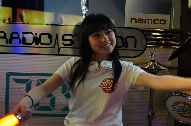 ナムコ、いつでもアニソンパーティを楽しめる常設カフェ&バー「アニON」を新宿にオープン!サイリウムは席に常備